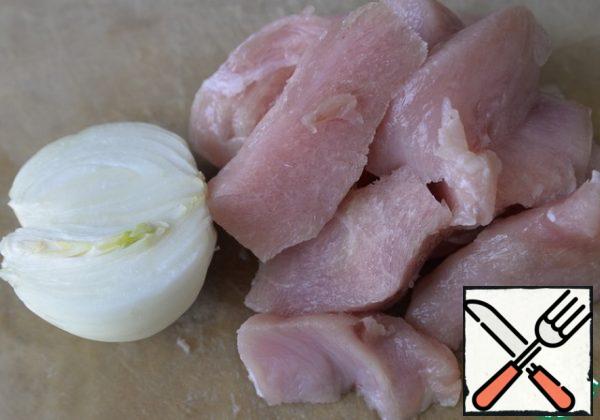 Turkey fillet (I have a breast) cut, peel the onion, cut, twist into minced meat.