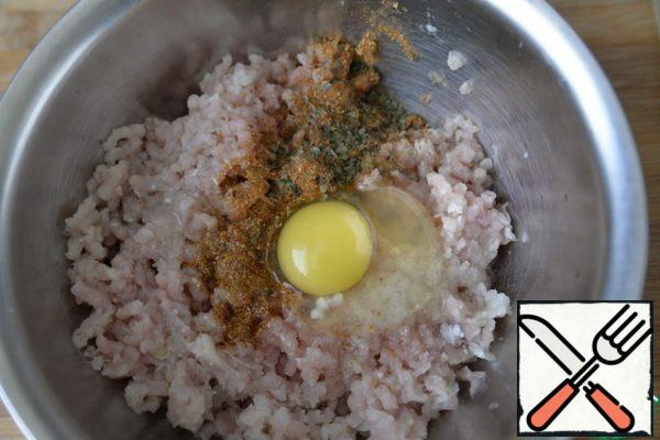 Put in the minced egg, salt, a mixture of peppers, herbs (I have dry parsley). Mix well, send it to the refrigerator for 30 minutes to "rest".