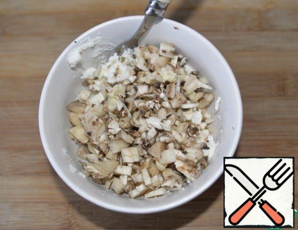Add finely chopped mushrooms. Squeeze out the garlic.