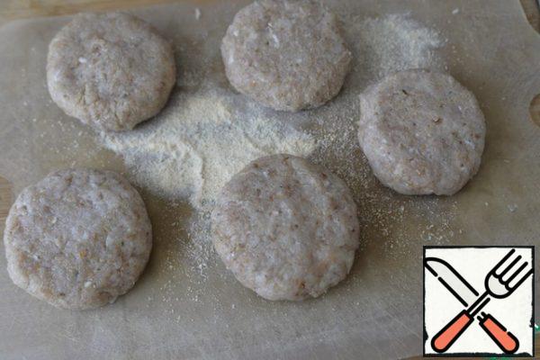 We form a "cutlet" of a round or oval shape, roll it in breadcrumbs.