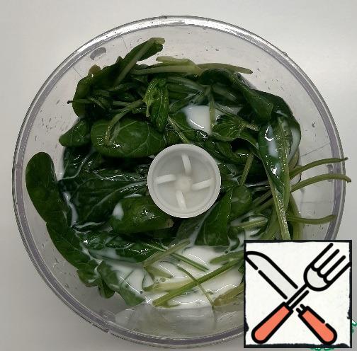 Put the washed and dried spinach in the bowl of a blender, pour 1 cup of milk and chop.