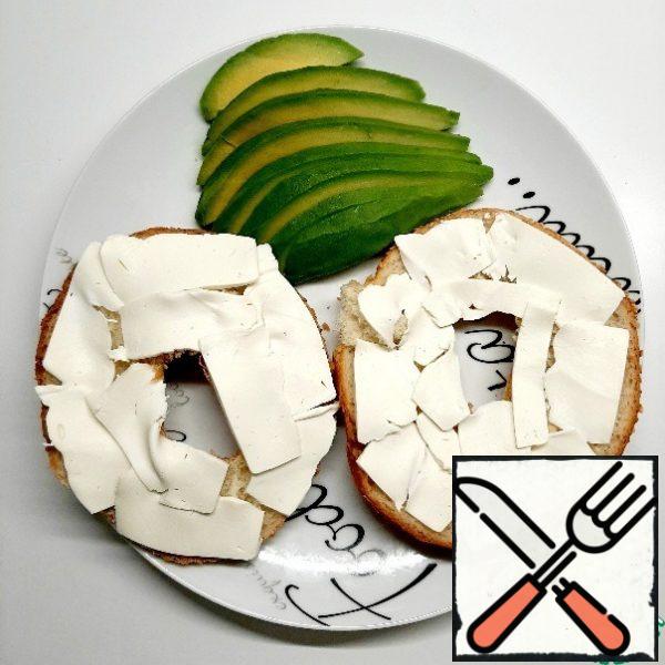 Peel the avocado and cut it into slices.
