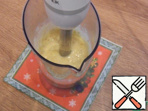 We will bring three bananas to a homogeneous state with an immersion blender. The fourth will be left for decoration.