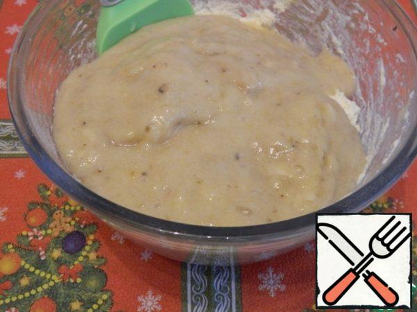 Add chopped bananas to the curd mass.