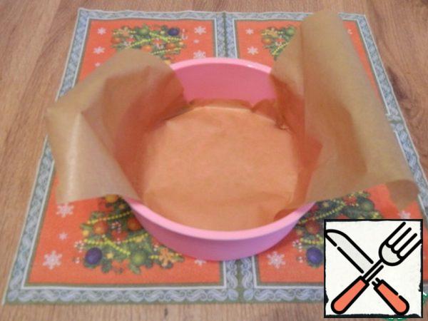 Let's take a form with a diameter of 18 mm, I made myself a help from paper, since cottage cheese casserole is always very soft. I made sure that it was easier to remove from the mold without damaging the casserole.