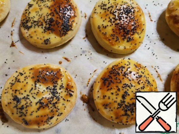 Bake the crumpets in the oven at 180 degrees, 10-15 minutes until golden brown. When baking, the crumpets swell.