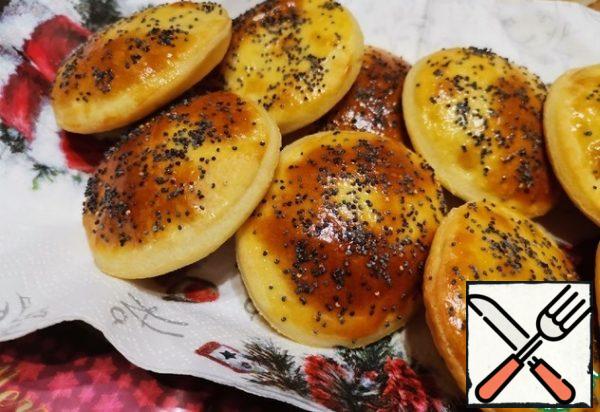 Crumpets can be served with the first and hot dishes.