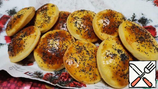 Crumpets with Melted Cheese and Poppy Seeds Recipe
