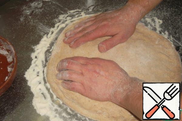 The fingers of the left hand pull the dough forward, the fingers of the right-slightly forward and sideways at the same time. Slightly scroll the blank and repeat the movements. Of course, it is difficult to explain this clearly with the help of photos. Therefore, as I said above, I will show a small video of this process in my diaries...