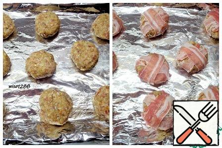 Preheat the oven to 180 degrees. Grease a baking sheet with vegetable oil. Transfer the meatballs to a baking sheet, wrap the bacon on top crosswise. Bake at 180 degrees for 20 minutes, control the baking process in your oven.
