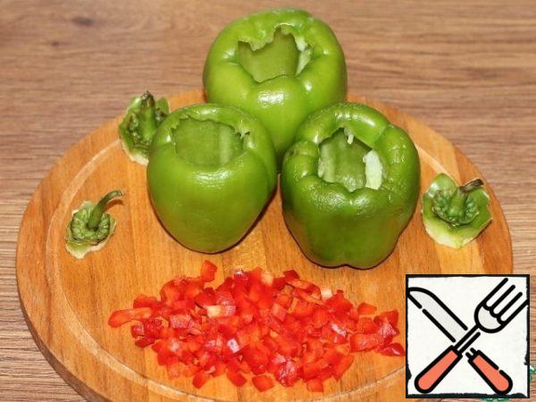 Cut off the tail of sweet pepper and remove the seeds. Cut the red pepper into small cubes.