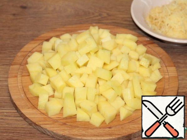 Peel the potatoes. Three 100 grams of potatoes on a medium grater and add to the minced meat, the rest of the potatoes are cut into cubes.