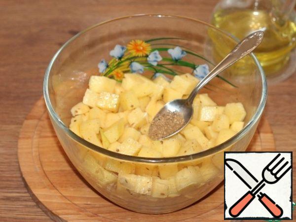 Add seasoning to chopped potatoes (0.5 tsp - cumin, coriander), 1 tbsp. l. vegetable oil, pepper and salt, mix.
