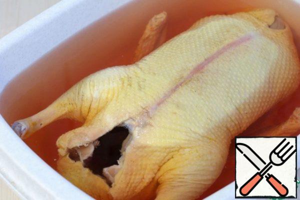 Rinse the duck, remove the remnants of the lung, if any, remove the glands in the tail area. Add water, salt to the container, the solution should be slightly salty. Place the duck in a solution of water and salt. Put the container with the duck carcass in a cool place for a day.
