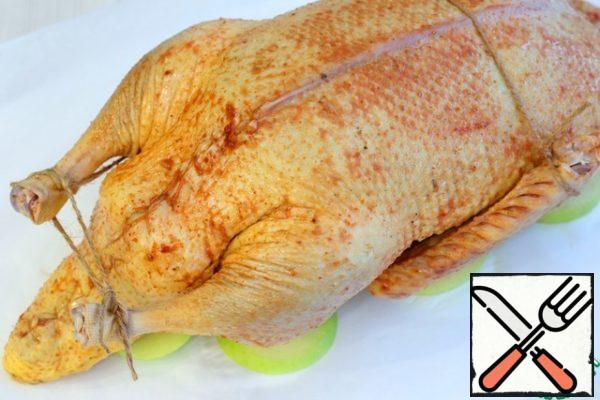 
Remove the duck carcass from the salt solution and dry it lightly with a paper towel. Grate the duck carcass with the prepared spice mixture. Stuff the duck with potatoes and mushrooms. Tie knives and duck wings. Sew up or chop off the belly of the duck with toothpicks.