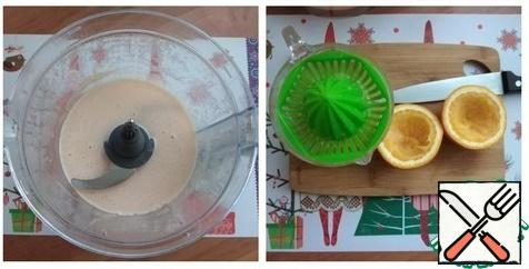 
Cooking products for the cake. Whisk the sugar and eggs in a blender. Squeeze juice from one orange.