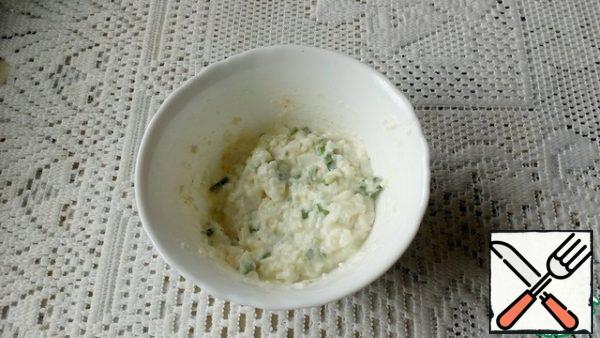 I cut each slice of bread diagonally into 2 pieces.
For pasta, I used this kind of processed cheese. It has a very soft consistency. I mashed the whites with a fork and mixed them with cheese and finely chopped green onions. A little salt.