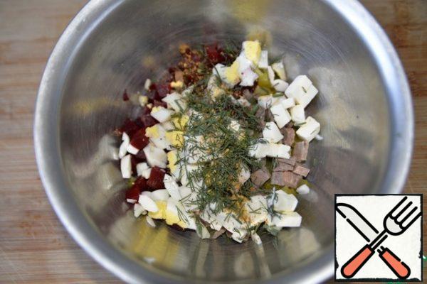 Combine all the ingredients of the salad, salt to taste, note that half of the products are already salty. Put the chopped dill and ground pepper mixture.