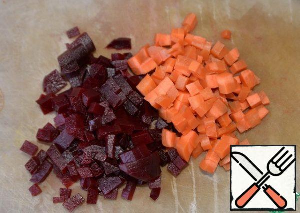 Boiled beets and carrots are cleaned, cut into cubes. Carrots are boiled al dente, so that it does not spread.