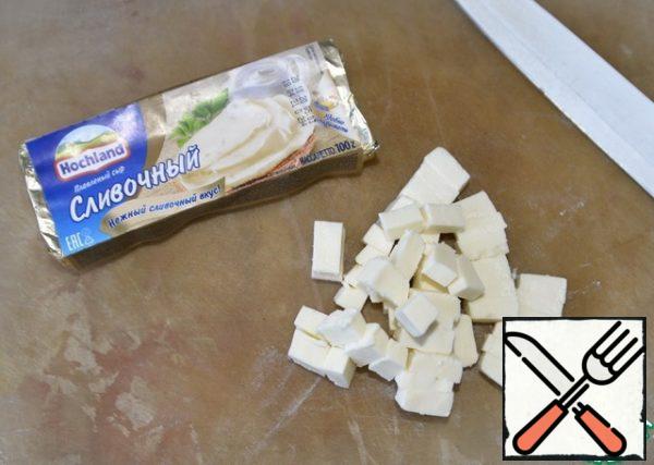 Melted cheese in advance, for 30 minutes, put in the freezer to make it easier to cut.