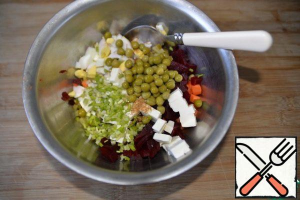 Combine all the ingredients. put finely chopped green onions, green peas. Salt, ground pepper mixture.
