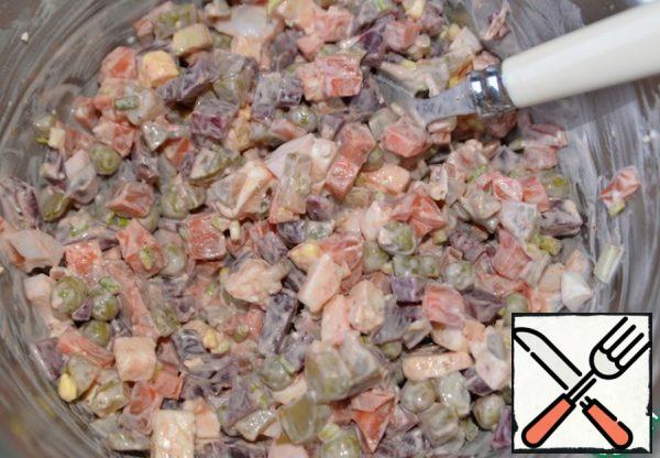 Mix the salad.