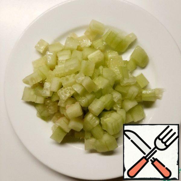 Cut the cucumber into small cubes.