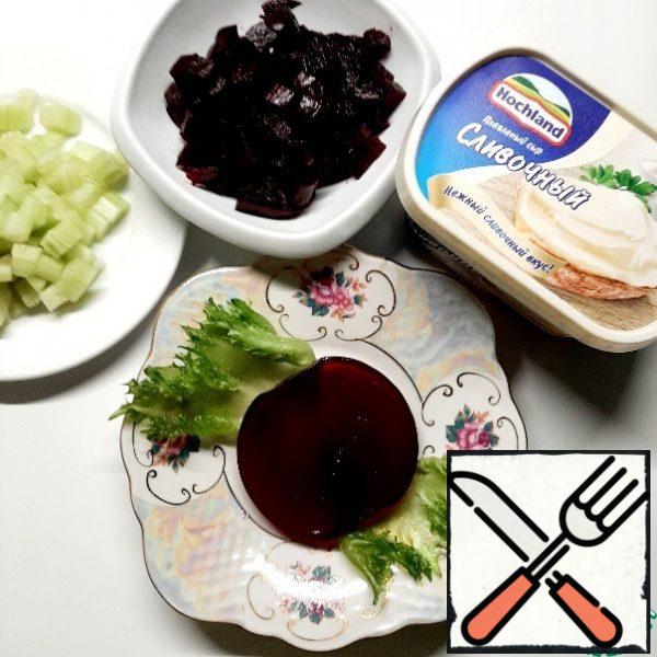 Put the jelly on the lettuce leaves. Put the jelly container in hot water for a few seconds and turn it over on a serving plate.