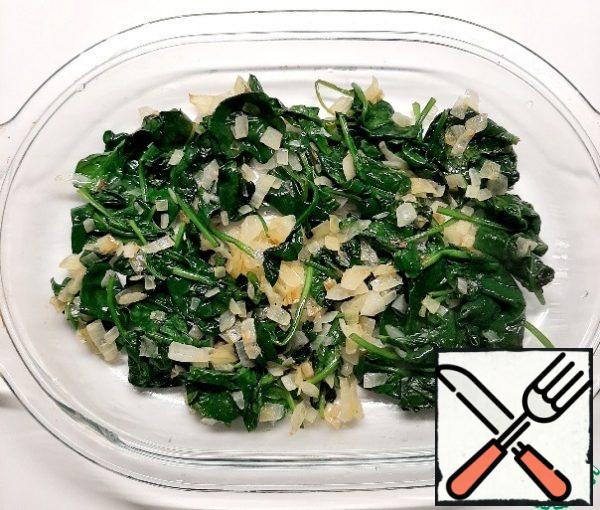 Add spinach, cook for a few minutes, until spinach is dry. If you bake not in a frying pan, but in a different form, then put the onion and spinach there.