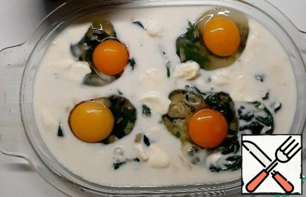 Drive eggs into spinach and onions. Add fill to the form.