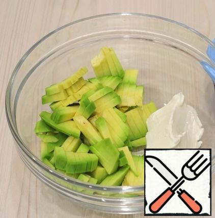 
Add chopped avocado, garlic (2 teeth) passed through a garlic press to a bowl, add salt and black pepper to taste, add curd cheese (70 gr.). Punch the mixture with a blender leg until smooth and homogeneou.