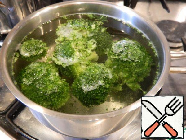 
I have frozen broccoli, so according to the instructions, I put it in hot water without defrosting and boil it for 3 minutes.