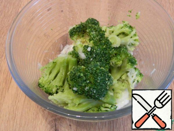 
Put the cooled broccoli to the onion and once again punch everything with a blender until smooth.