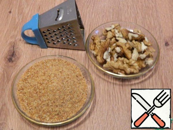 Let's prepare bread crumbs and walnuts.