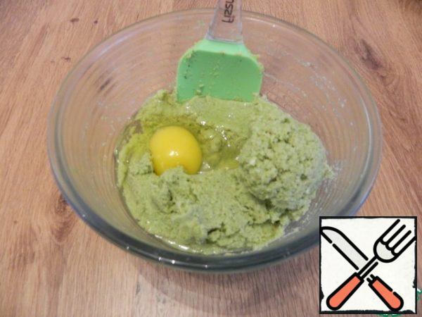 Add the egg, salt and pepper. Let's stir.