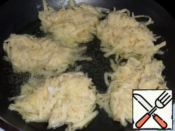 Pour the vegetable oil into a preheated frying pan. Spoon the potato mass into the pancake mold.