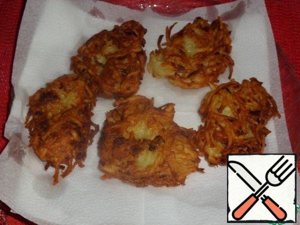 Place the fried potato pancakes on paper napkins, removing excess oil.