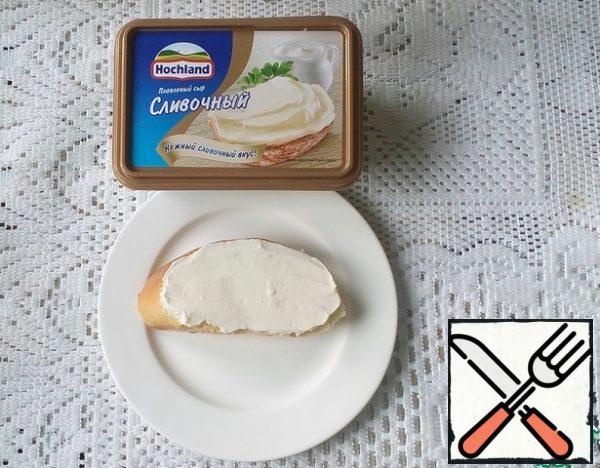 Spread the baguette pieces with cream cheese.