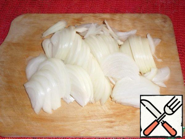 Cut the onion into feathers.