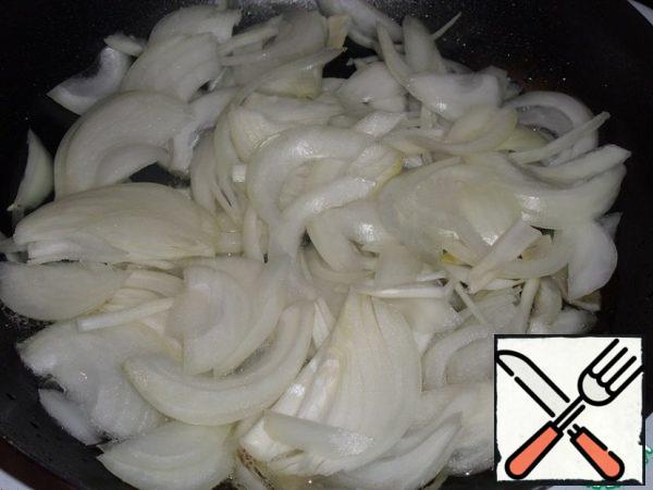 
Pour 2 tbsp into a preheated pan vegetable oil and spread the chopped onion.