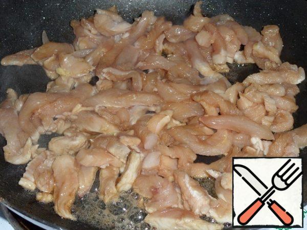 
Pour 1 tbsp into a preheated pan vegetable oil and lay out the chicken meat.