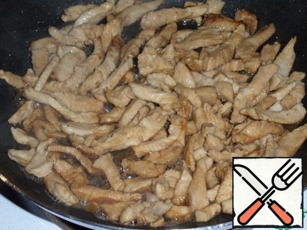 Fry the meat for 7-10 minutes, stirring occasionally with a spatula. Then remove the pan from the heat.