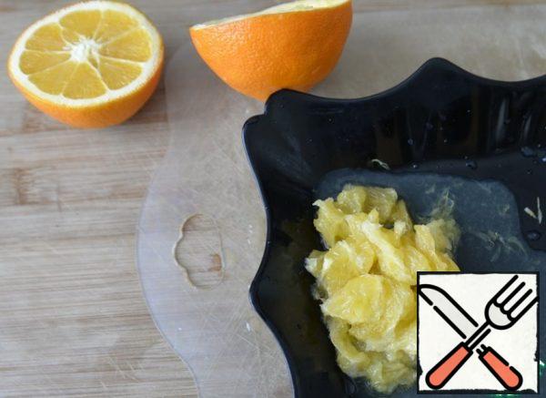 The orange is carefully washed, cut in half, take out the pulp, remove the partitions, collect the juice.