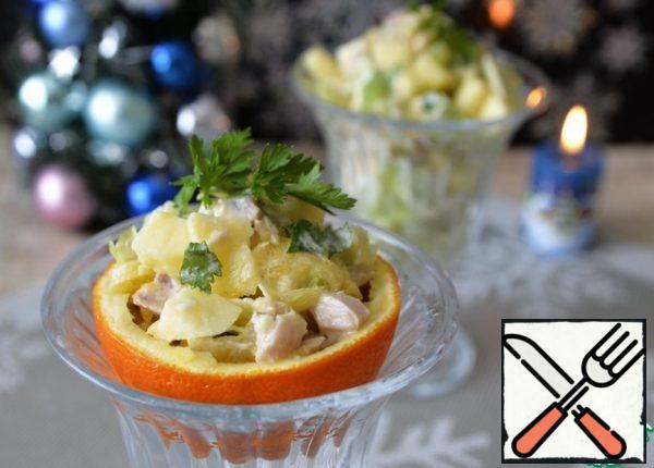 Season the salad, sprinkle with white ground pepper. Mix it up.