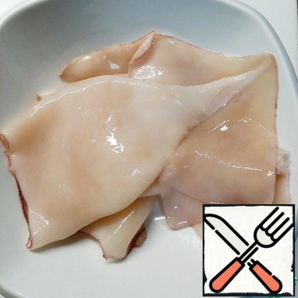 Boil 1 liter of water with bay leaf, salt and pepper.
Put the cleaned squid in boiling water for 40-50 seconds. Flood them if they are not completely in the water.