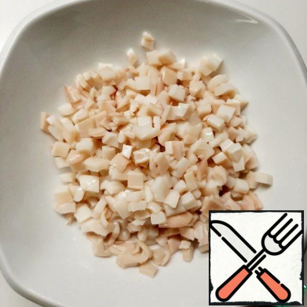 Cut the squid into small cubes.