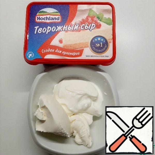 Mix cottage cheese and sour cream. Season the salad. If necessary, add salt.