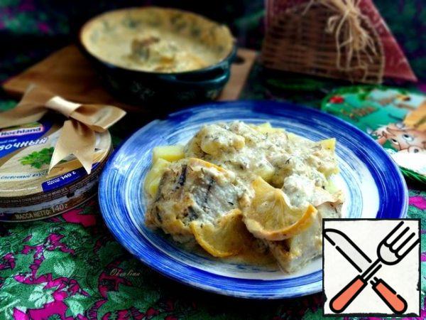 With any side dish. I served with boiled potatoes, putting fish pieces in it and pouring a generous amount of sauce.
