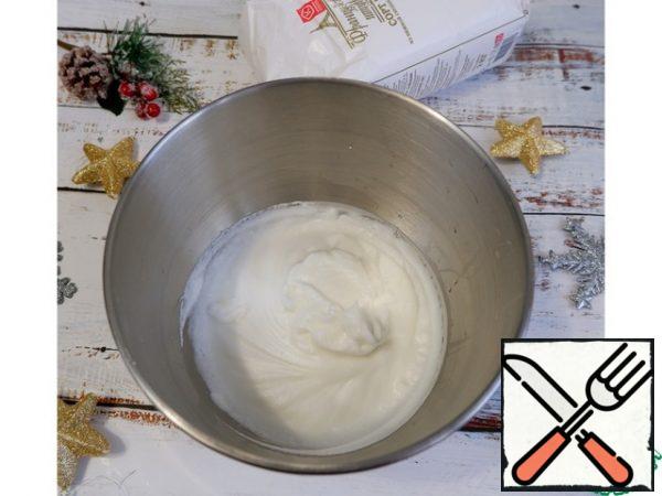 For making biscuits.
In a bowl, beat the egg whites with half the sugar and a pinch of salt on medium speed (7-10 minutes) until soft peaks.