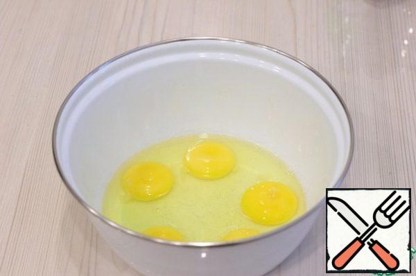 Add eggs (5 pcs.) To a bowl, with a total weight of 255 g without shell.